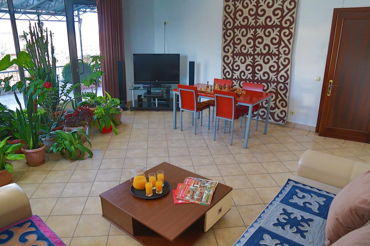 Amir Hotel Karakol Ngoại thất bức ảnh